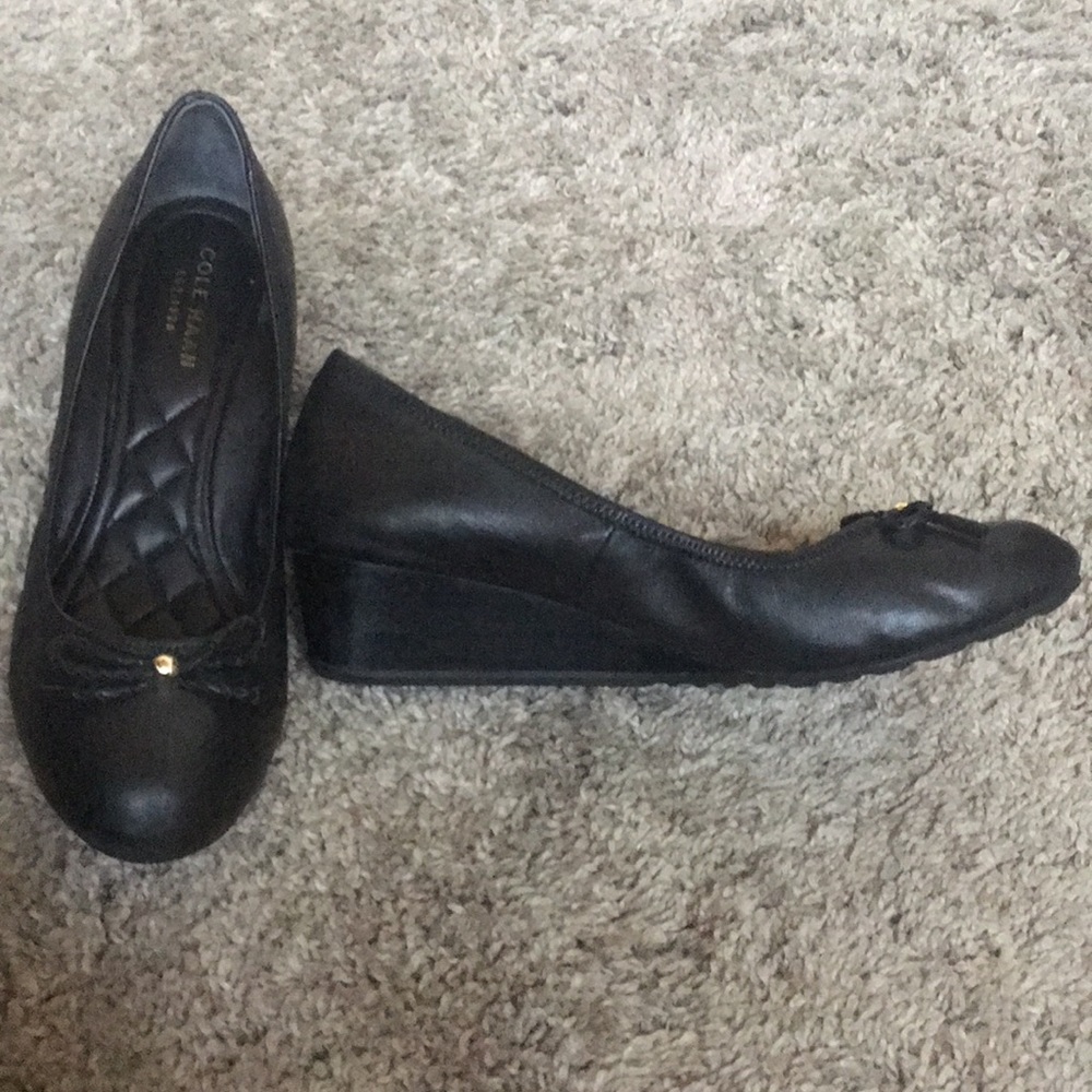 Cole Haan Women’s 7 Closed toe Wedge in Black